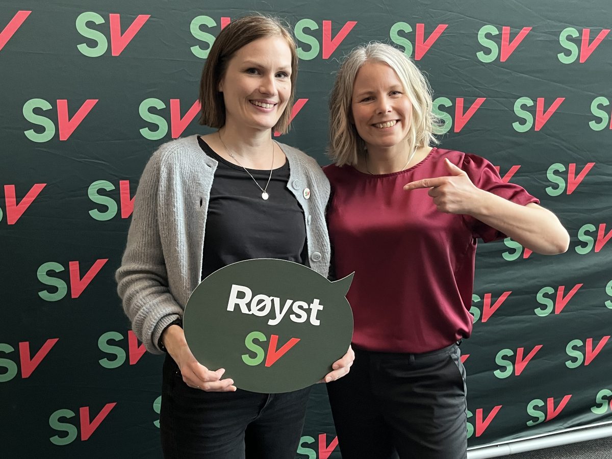 Røyst SV - Marit Aklestad og Kirsti Bergstø med plakat. foto